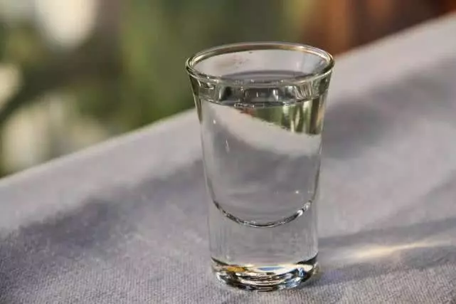 尿酸偏高不要慌,多喝2水,常吃3果,尿酸慢慢降下來 !