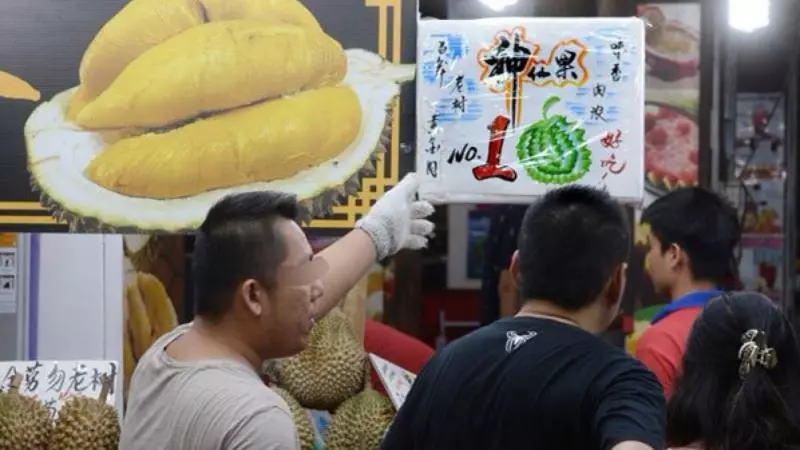 一個榴槤RM540! 店家讓顧客吃了再付錢,遊客斥砍菜頭!