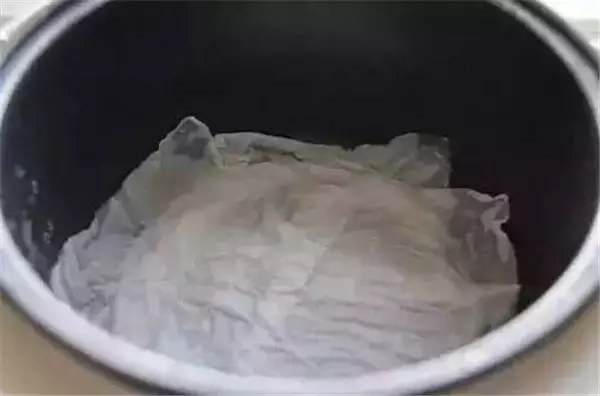 媽媽怎麼把雞蛋一個一個打進製冰盒內?得知真相後,你會發現這真的太神啦!