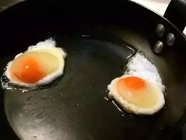 媽媽怎麼把雞蛋一個一個打進製冰盒內?得知真相後,你會發現這真的太神啦!