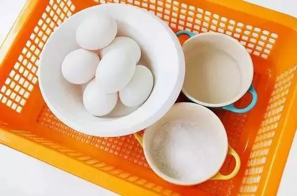媽媽怎麼把雞蛋一個一個打進製冰盒內?得知真相後,你會發現這真的太神啦!