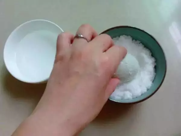 媽媽怎麼把雞蛋一個一個打進製冰盒內?得知真相後,你會發現這真的太神啦!