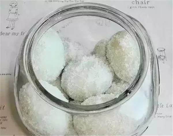 媽媽怎麼把雞蛋一個一個打進製冰盒內?得知真相後,你會發現這真的太神啦!