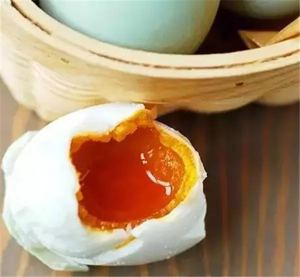 媽媽怎麼把雞蛋一個一個打進製冰盒內?得知真相後,你會發現這真的太神啦!