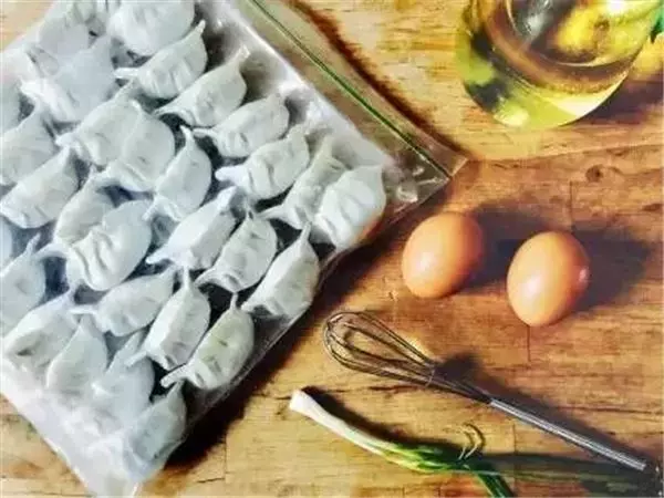 媽媽怎麼把雞蛋一個一個打進製冰盒內?得知真相後,你會發現這真的太神啦!