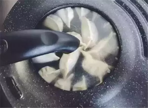 媽媽怎麼把雞蛋一個一個打進製冰盒內?得知真相後,你會發現這真的太神啦!