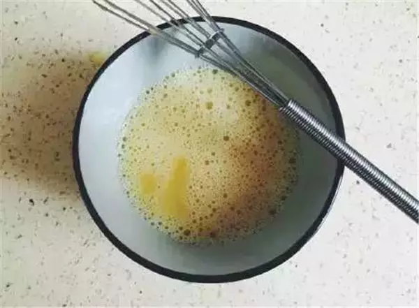 媽媽怎麼把雞蛋一個一個打進製冰盒內?得知真相後,你會發現這真的太神啦!
