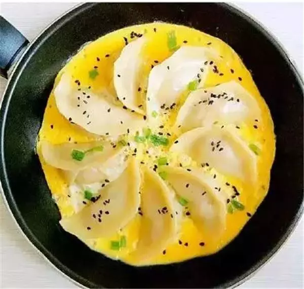 媽媽怎麼把雞蛋一個一個打進製冰盒內?得知真相後,你會發現這真的太神啦!