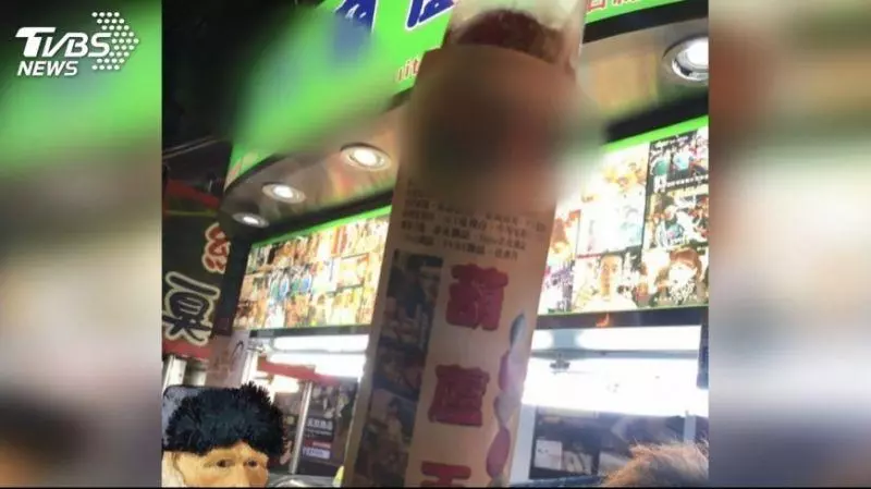 巨大草莓糖葫蘆 逢甲夜市1支賣299惹怨