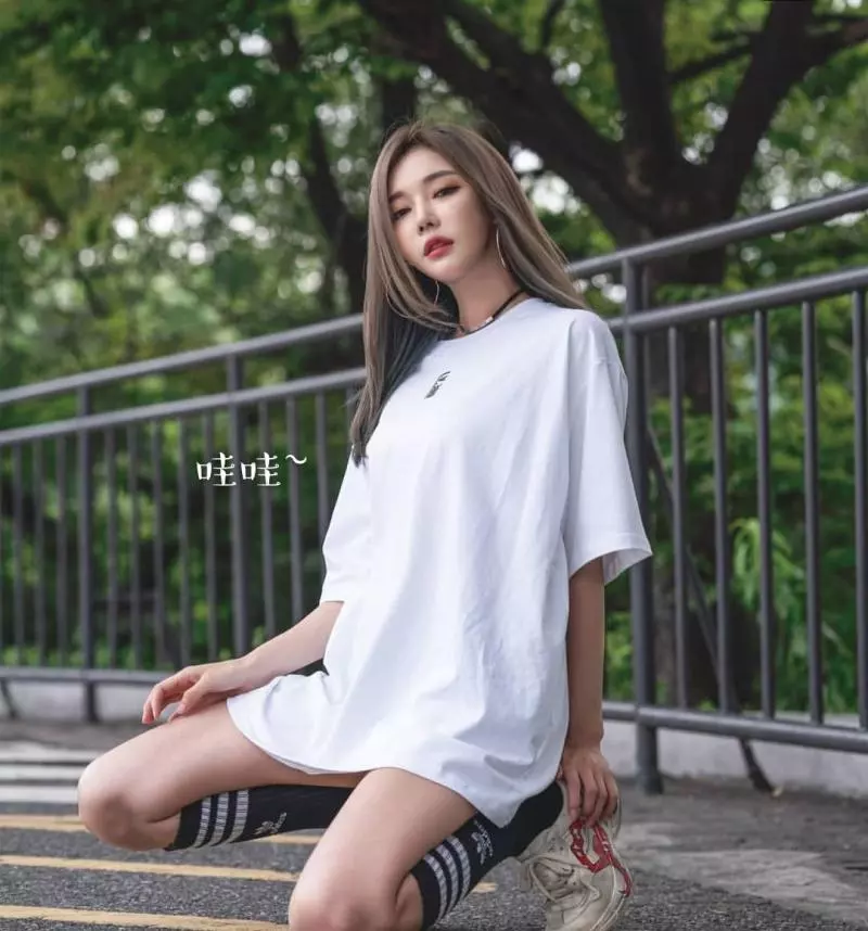 芯妹子愛穿男生寬衣,但擋不住她的美豔~ 網友大呼太美了!