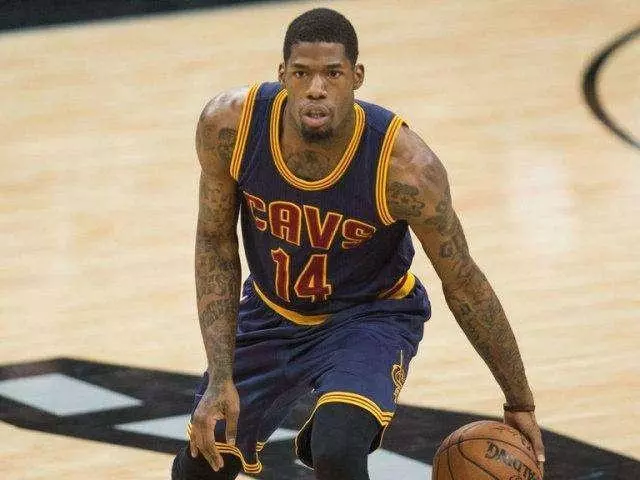 NBA底薪球員有多心酸?錢少坐冷板凳就算了,還吃隊友剩下的食物!