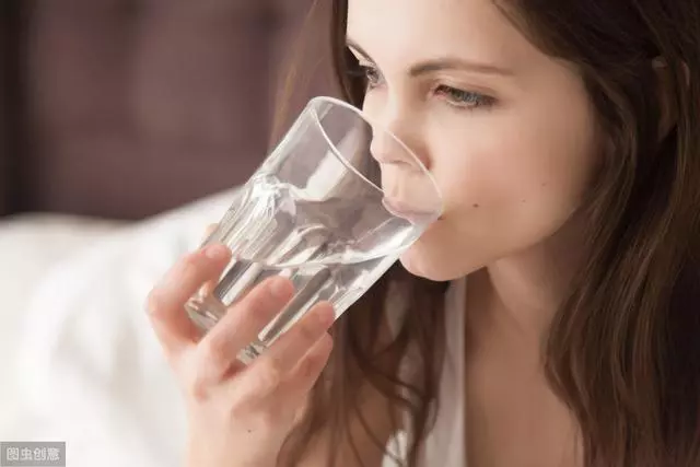 生病了就該「多喝水」?未必,7種常見病喝水攻略,喝對水更重要