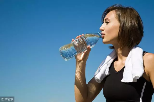 生病了就該「多喝水」?未必,7種常見病喝水攻略,喝對水更重要