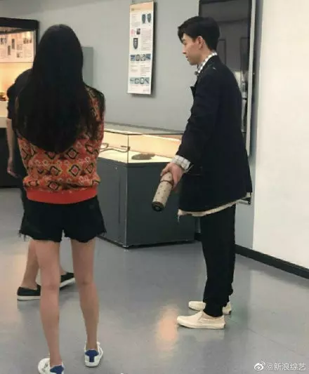 33歲楊冪「潔白鉛筆腿」被封演藝圈神腿!民眾巧遇本尊「真實身材照流出」!