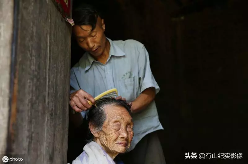 54歲孝子為90歲盲母「20年不出深山」每天牽手散步,結婚條件「與母同住」至今單身54年:仙女來都沒用!