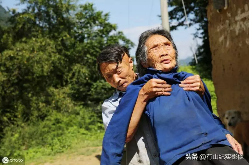 54歲孝子為90歲盲母「20年不出深山」每天牽手散步,結婚條件「與母同住」至今單身54年:仙女來都沒用!