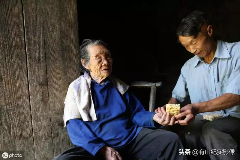 54歲孝子為90歲盲母「20年不出深山」每天牽手散步,結婚條件「與母同住」至今單身54年:仙女來都沒用!