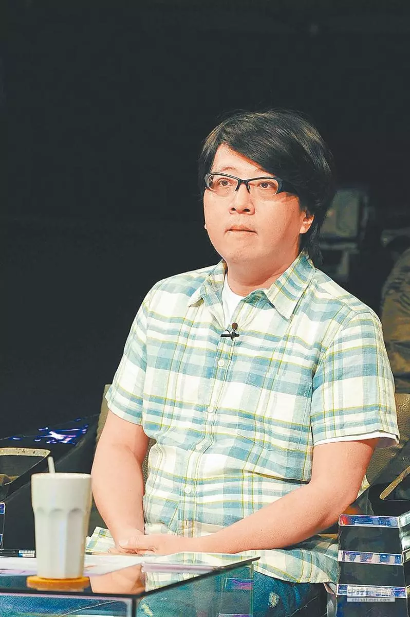 袁惟仁輪椅復健照曝光!術後「體重狂掉20公斤」瘦成皮包骨,半身不遂「努力練習抬腿」盼再次站起來~~