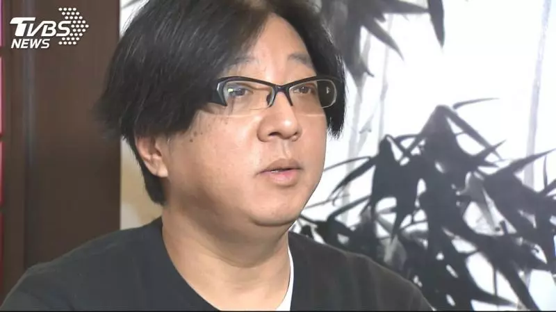 袁惟仁輪椅復健照曝光!術後「體重狂掉20公斤」瘦成皮包骨,半身不遂「努力練習抬腿」盼再次站起來~~