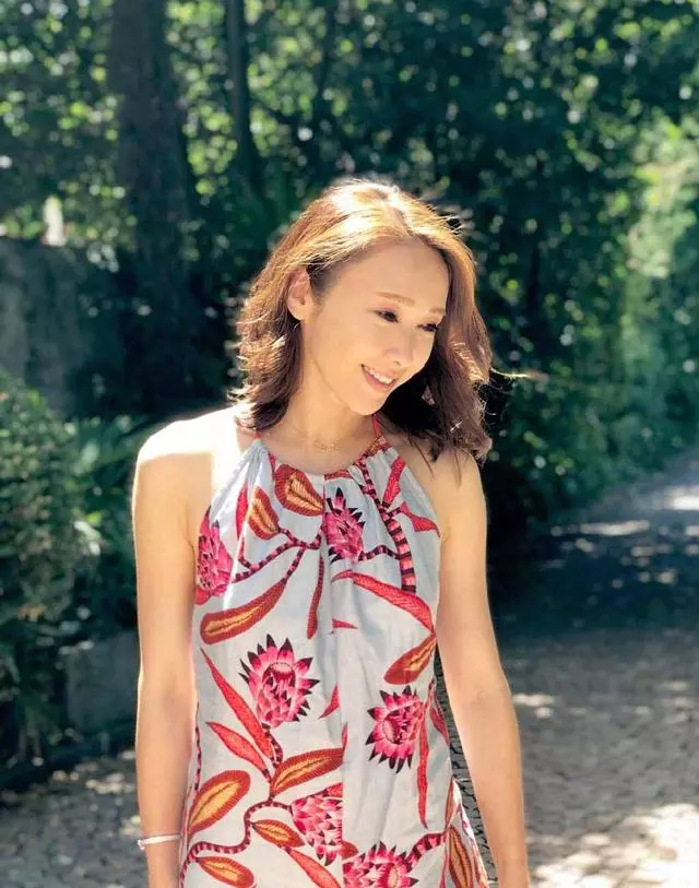 黎姿露玉背秀香肩,曬減肥餐心情大好,好身材靠吃出來!