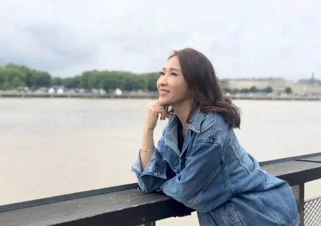黎姿露玉背秀香肩,曬減肥餐心情大好,好身材靠吃出來!