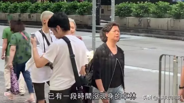 吳卓林新造型曝光!神似哥哥房祖名,媽媽吳綺莉則抽菸喝酒解憂愁~~