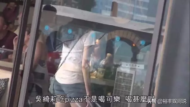 吳卓林新造型曝光!神似哥哥房祖名,媽媽吳綺莉則抽菸喝酒解憂愁~~