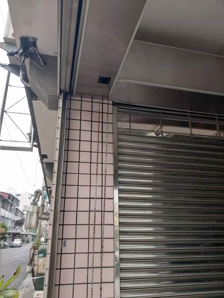 家門口被三寶擋住!網友「氣把鐵門拉下」等車主道歉 半天後「發現車子消失了」委屈:不能報警