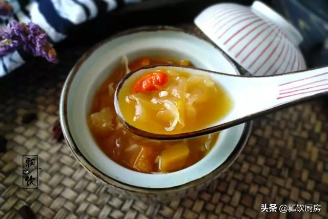 女人愛美,常喝此甜湯,家常三食材,能讓肌膚水潤,人「凍齡」