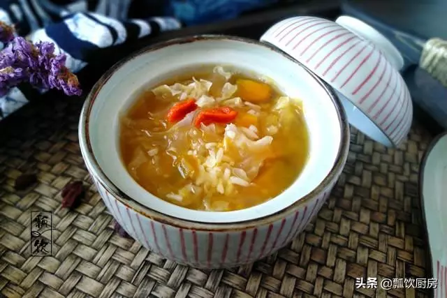 女人愛美,常喝此甜湯,家常三食材,能讓肌膚水潤,人「凍齡」