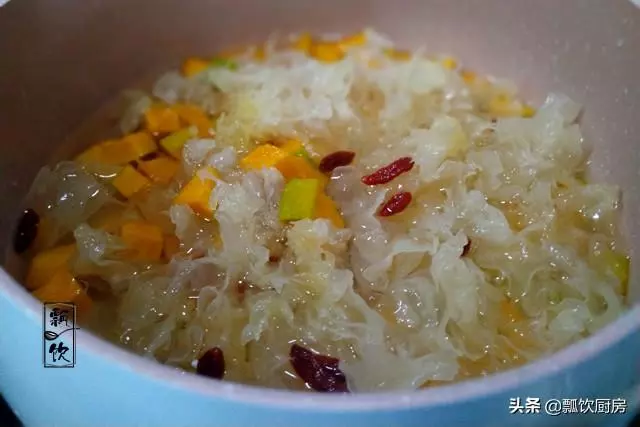 女人愛美,常喝此甜湯,家常三食材,能讓肌膚水潤,人「凍齡」