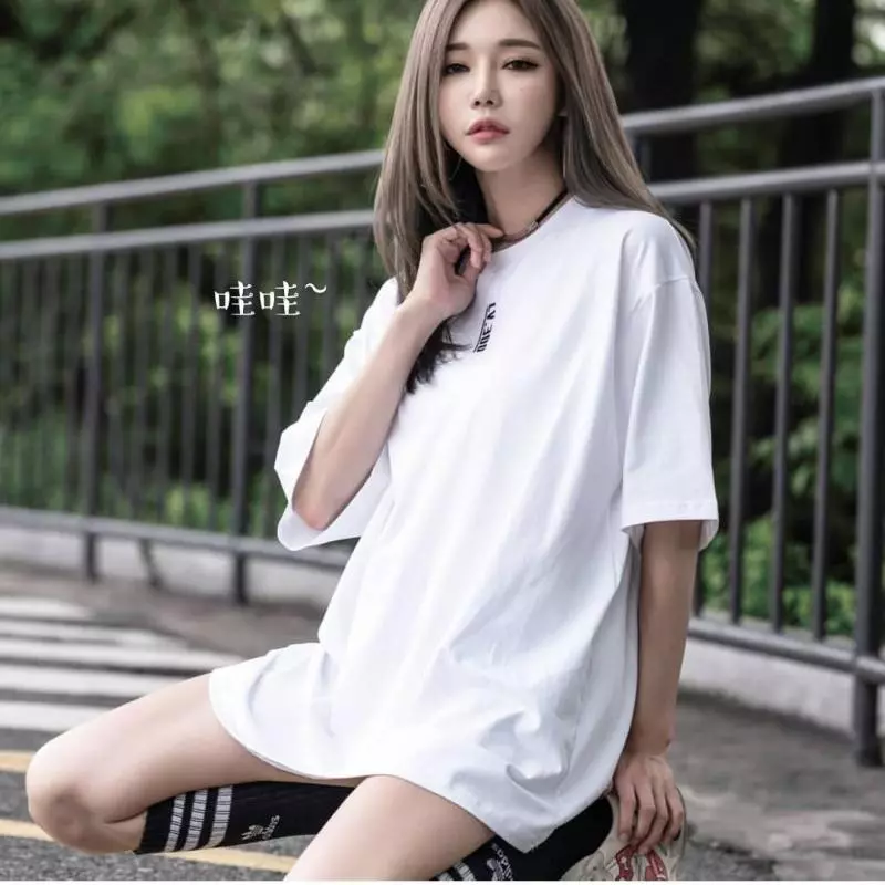 芯妹子愛穿男生寬衣,但擋不住她的美豔~ 網友大呼太美了!