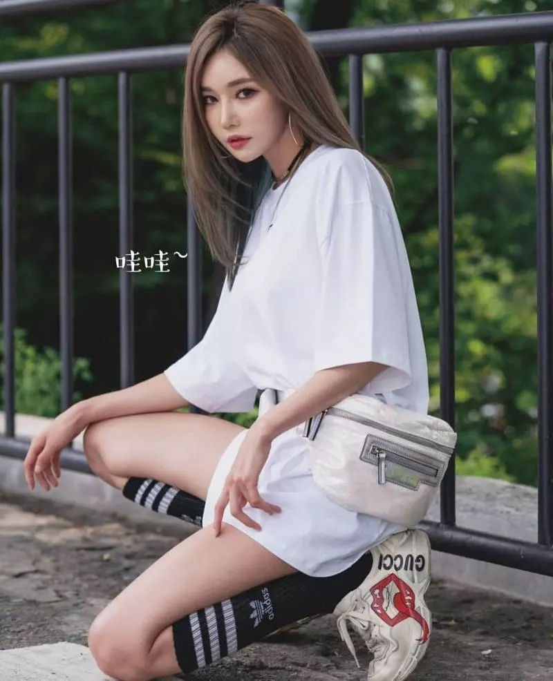 芯妹子愛穿男生寬衣,但擋不住她的美豔~ 網友大呼太美了!