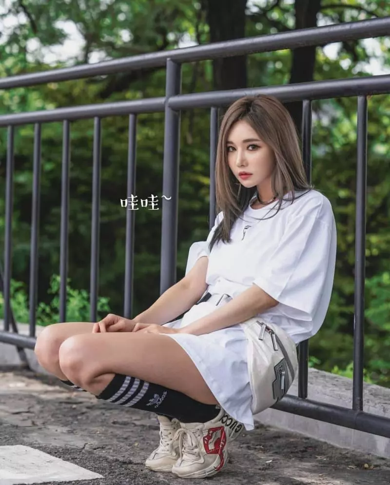 芯妹子愛穿男生寬衣,但擋不住她的美豔~ 網友大呼太美了!