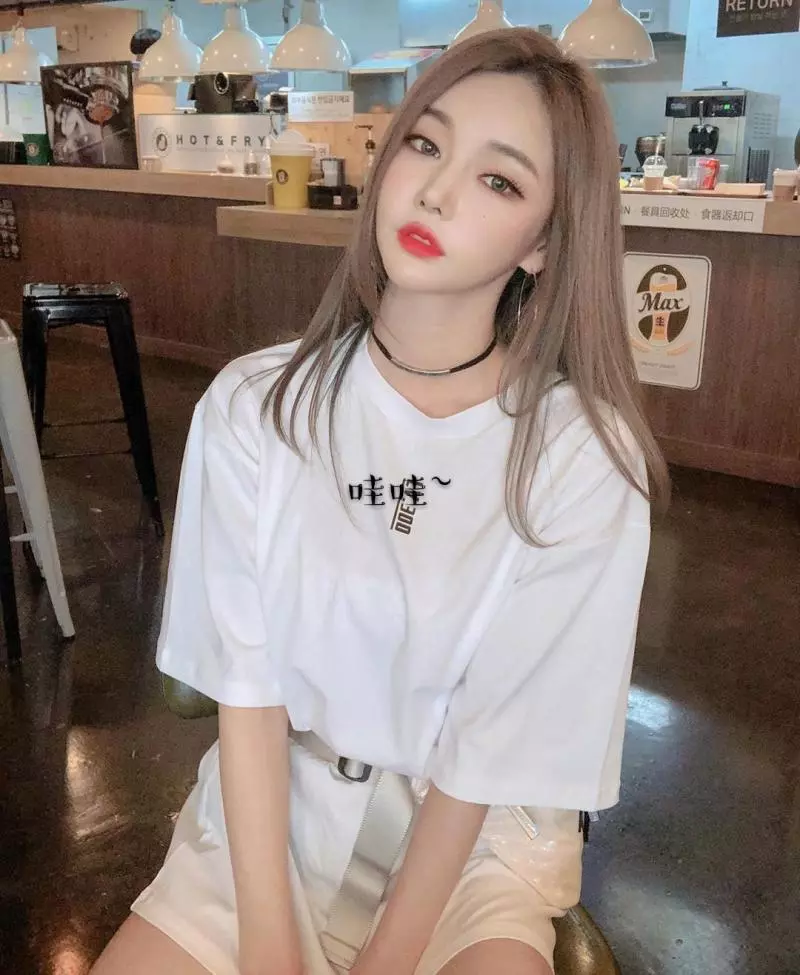 芯妹子愛穿男生寬衣,但擋不住她的美豔~ 網友大呼太美了!