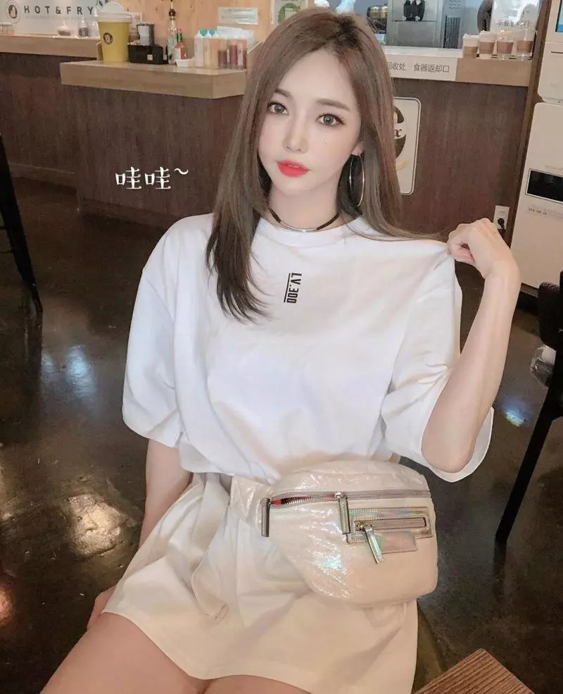 芯妹子愛穿男生寬衣,但擋不住她的美豔~ 網友大呼太美了!