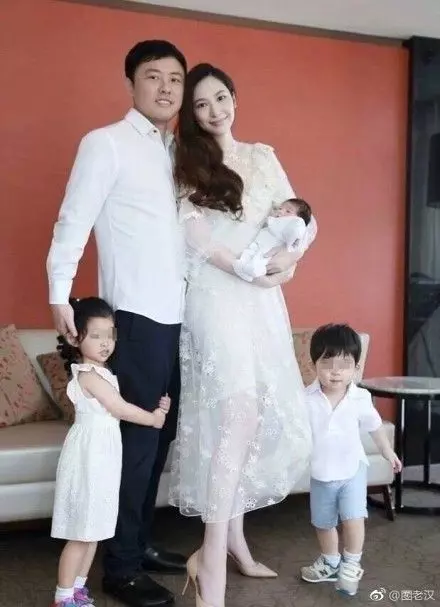 吳佩慈嫁不進豪門爽曬「超奢侈貴婦生活」,內行人看到「她身上那件外套」嚇傻:難怪願意放棄名份!