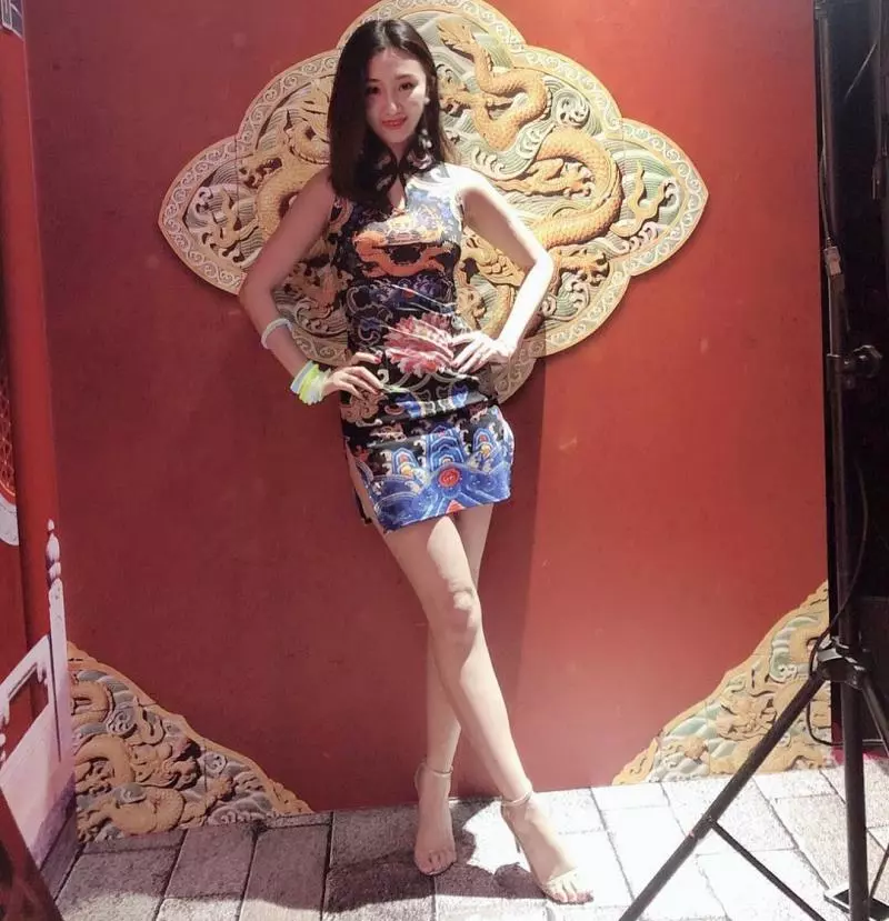 台灣的美女光!「舒涵Emily」,人在烏克蘭也不忘青天白日旗!