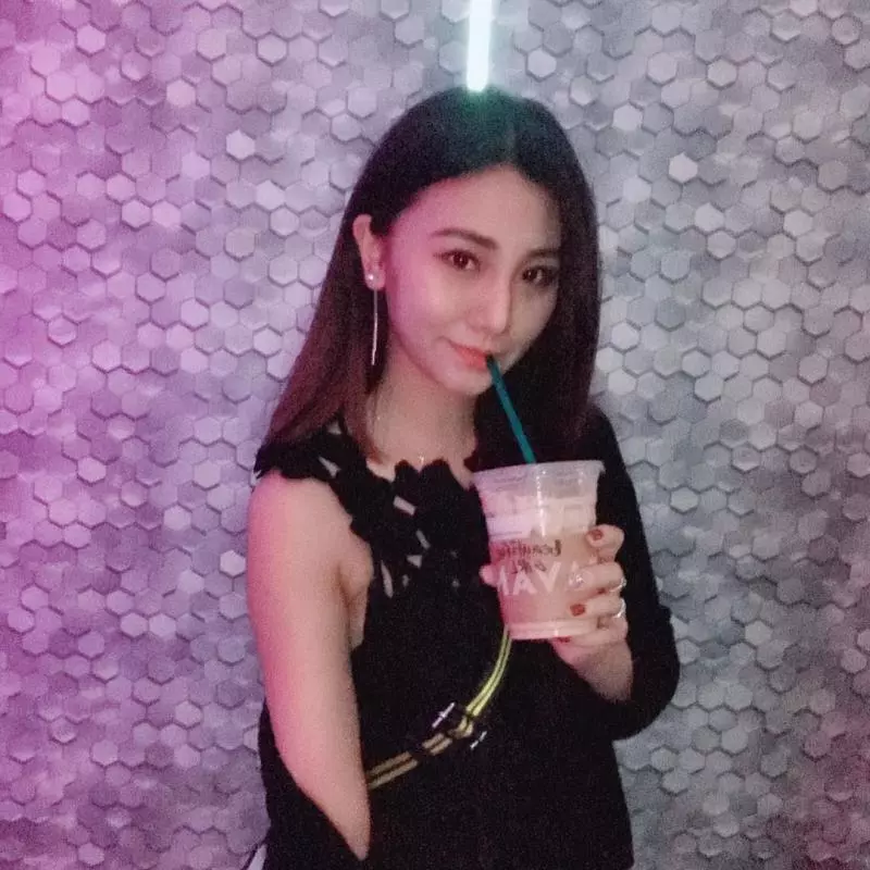台灣的美女光!「舒涵Emily」,人在烏克蘭也不忘青天白日旗!