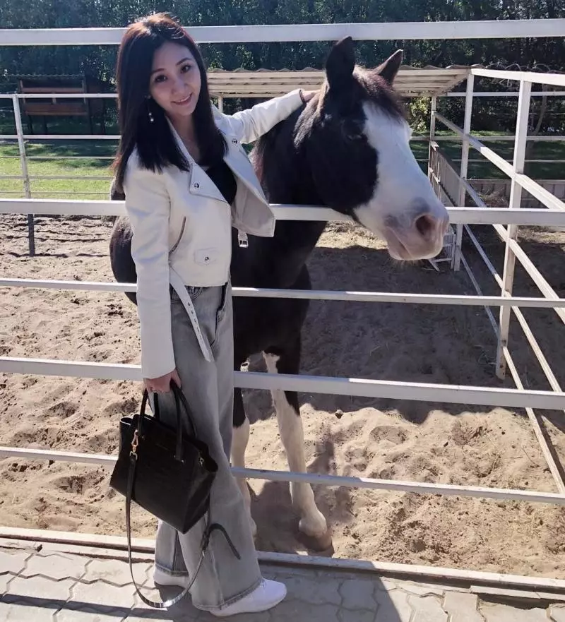 台灣的美女光!「舒涵Emily」,人在烏克蘭也不忘青天白日旗!