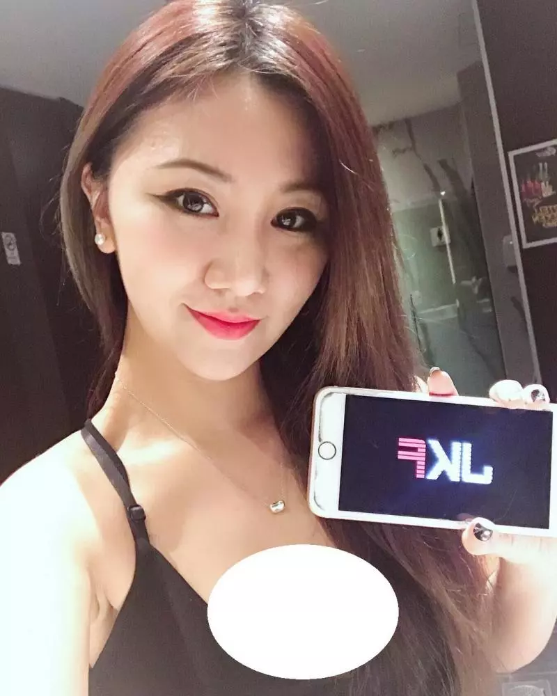 台灣的美女光!「舒涵Emily」,人在烏克蘭也不忘青天白日旗!