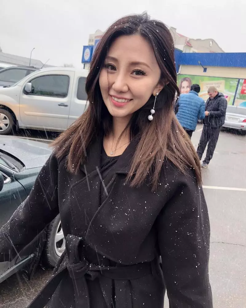 台灣的美女光!「舒涵Emily」,人在烏克蘭也不忘青天白日旗!