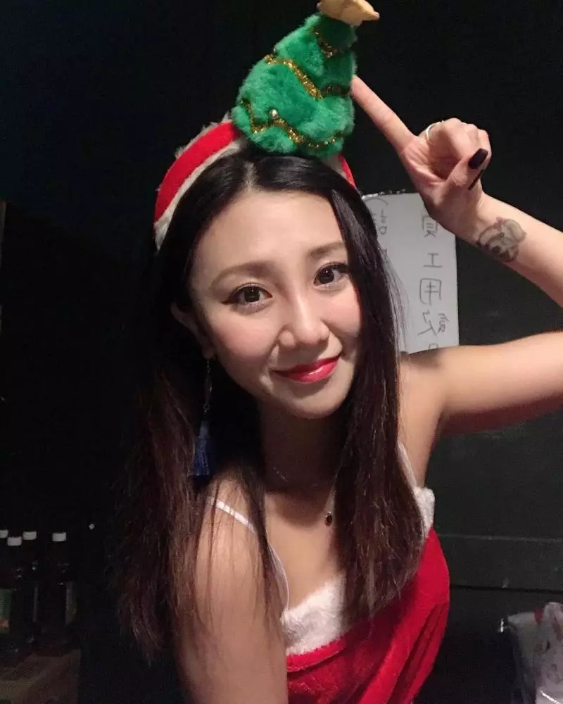 台灣的美女光!「舒涵Emily」,人在烏克蘭也不忘青天白日旗!