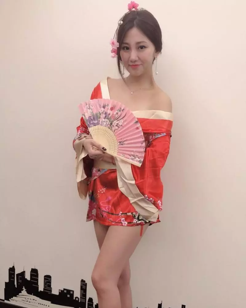 台灣的美女光!「舒涵Emily」,人在烏克蘭也不忘青天白日旗!