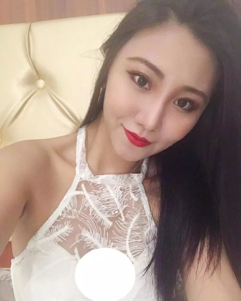 台灣的美女光!「舒涵Emily」,人在烏克蘭也不忘青天白日旗!