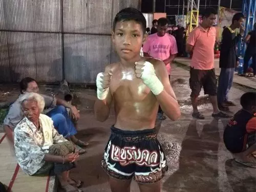 頭部受5記重拳-13歲拳手為養家戰死擂台