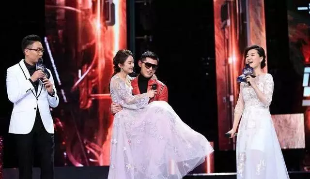 5位女星被抱起,林志玲吃啞巴虧,baby嚇得大喊,熱巴才是真尷尬!
