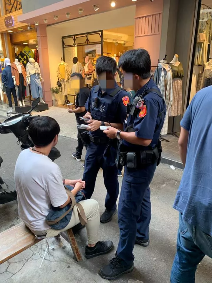 腳上裝針孔拍女生裙底,被逮秒折斷記憶卡丟棄,警方表示「累犯但因沒證據所以無法定罪」