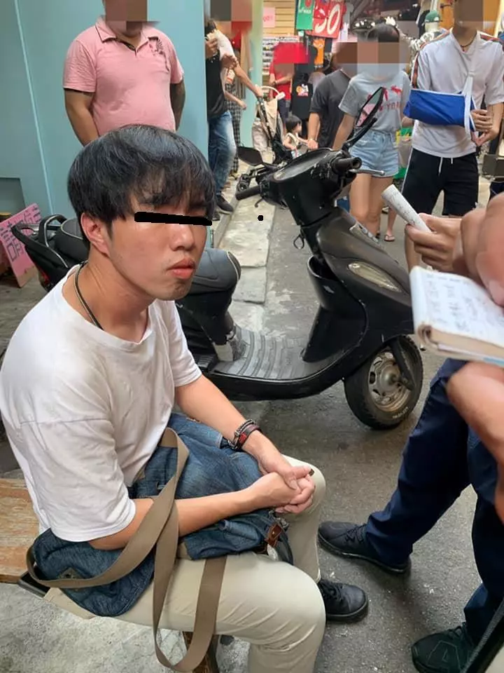 腳上裝針孔拍女生裙底,被逮秒折斷記憶卡丟棄,警方表示「累犯但因沒證據所以無法定罪」