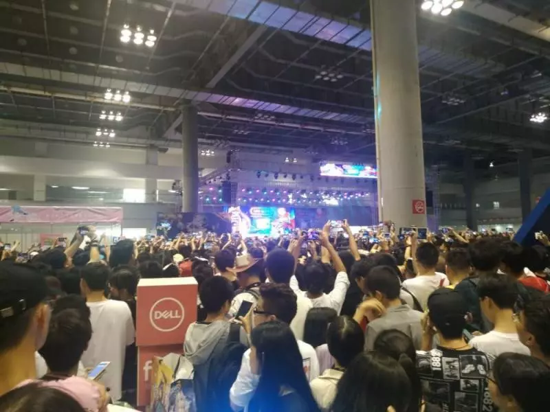 花澤香菜來華參加漫展,現場發生令人氣憤一幕,難怪都不笑了